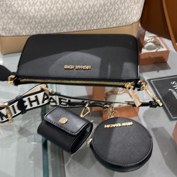 MICHAEL KORS
Jet Set Saffiano Leather Crossbody Bag with Case for Airpods Pro® - Picture 3 of 16